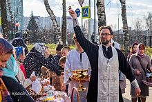 Освящение куличей у Храма Архангела Михаила 