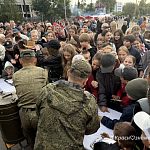 Раздача каши сопровождается музыкальным фоном — Краснознаменск