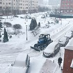 Синий трактор вышел на дежурство, чтобы очистить улицы города от снега
