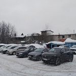 Парковка лыжни занята сотрудниками соседнего завода