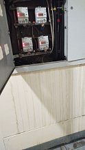 Победы 24  подъезд 5 было ночью ужасно.  Из коробки где стоят счётчики лилась вода