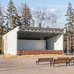 Перед сценой не хватает сидячих мест для просмотра концертов