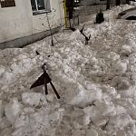 На Советской 5 с крыши рухнул снег, вместе со снегоудержателями