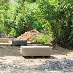 На дворовых территориях по ул. Победы, д. 20 и ул. Победы, д. 22 проводится ремонт асфальтобетонного покрытия. Работы будут завершены до 01.09