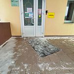 Осторожно! Скользкая плитка перед входом в здание Городской поликлиники!