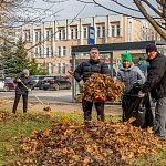 На улицах города продолжают проходить субботники