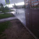 На двух остановках и на пешеходных переходах после дождя вот такие лужи