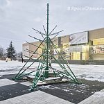 Началась установка новогодней ёлки на обновлённой площади.