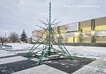 Началась установка новогодней ёлки на обновлённой площади.