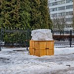 Похоже, в этом году за остановкой у штаба снова появятся снежные фигуры)