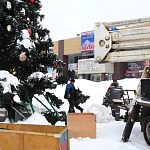 В Краснознаменске продолжаются работы по демонтажу новогоднего оформления