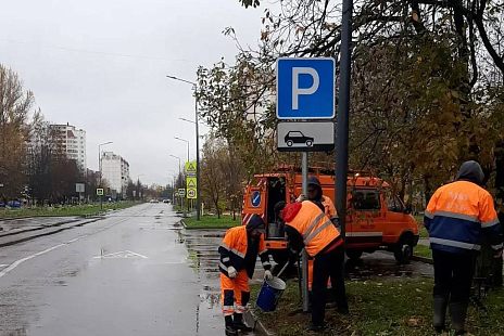 Силами МБУ «КХБ» выполнены работы по установке знака парковки вблизи дома №18 на ул. Победы