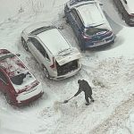 Не забрасывайте снег на чужие парковочные места, цените своих соседей и их труд
