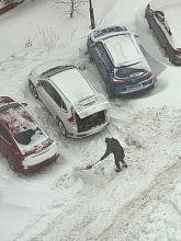 Не забрасывайте снег на чужие парковочные места, цените своих соседей и их труд