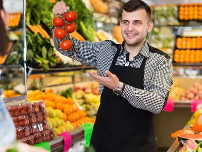 продавец на овощи и фрукты 