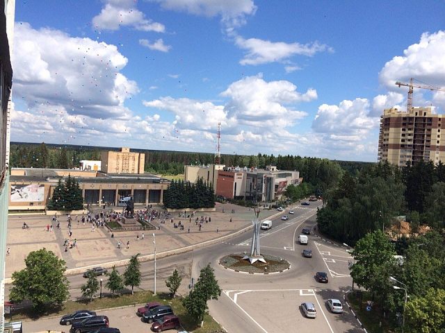 Стелла и площадь Ленина