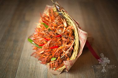 Букет для любой компании из мелких волжских раков и перчика чили.