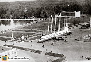 Самолет у городского озера