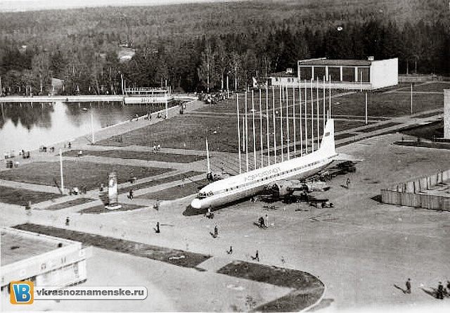 Самолет у городского озера