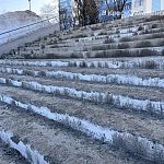 Многострадальная лестница у городского озера не вынесла суровых зимних испытаний и влияния реагентов