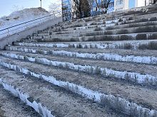 Многострадальная лестница у городского озера не вынесла суровых зимних испытаний и влияния реагентов