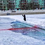 Каток на городском озере, дал трещину во время хоккейного матча