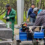 Замена плит у памятников в сквере Титова