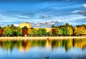 Осень, городское озером