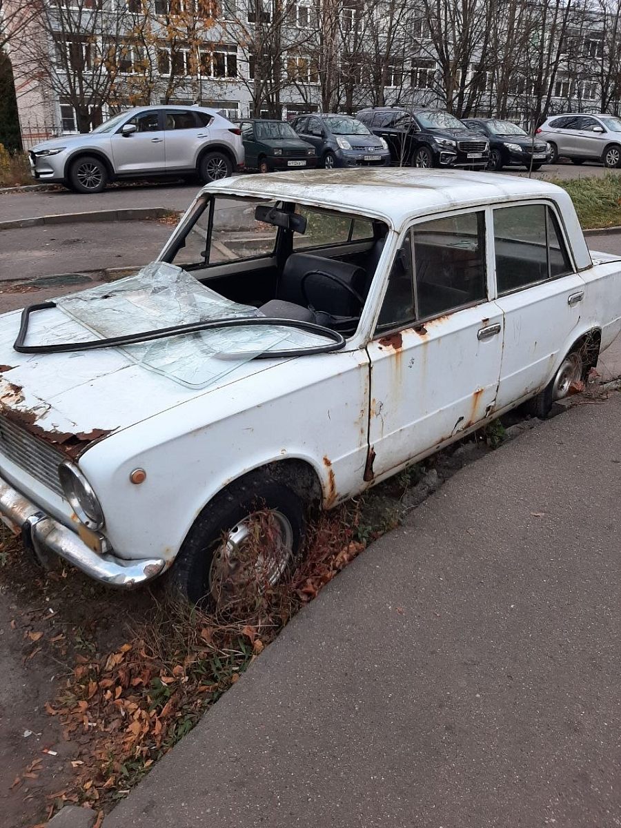 Во дворе на Октябрьской 4 уже не первый год стоит заброшенный автомобиль