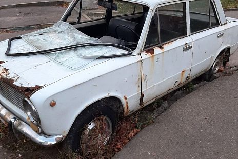 Во дворе на Октябрьской 4 уже не первый год стоит заброшенный автомобиль