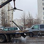 Сорванной опорой эвакуатора сильно повредило автомобиль