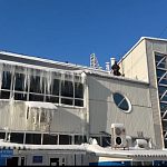 Специалисты по очистке кровли ликвидировали снег с кровли Городского рынка