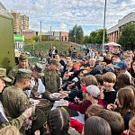 Раздача каши сопровождается музыкальным фоном — Краснознаменск