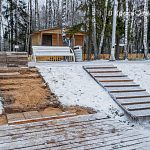 На Новом озере производится замена деревянного спуска к мостику на ступени из плитки