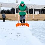 Подготовка катка на «новом озере» в Городском парке. 