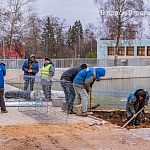 На пляже городского озера устанавливается навес 