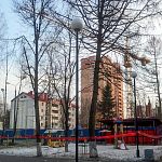 Кран работает над детской площадкой, несмотря на GPS датчики