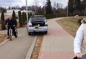 Сегодня моя мама решила покататься на велосипеде. 