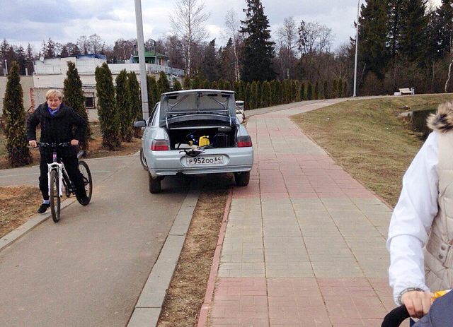 Сегодня моя мама решила покататься на велосипеде. 