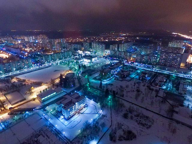 Полёт над вечерним Краснознаменском, вид сверху, в
