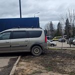 Либо штрафы, либо забор, либо убитые бордюры и газон