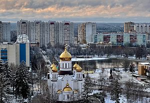Закат над снежным городом