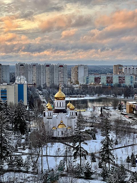Закат над снежным городом