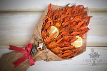 Мужской букет из мелких волжских раков и перчика чили.