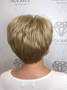 Модельная стрижка на короткие волосы