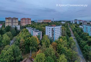 Краснознаменск утопает в зеленой листве деревьев