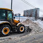 Сугробы у подъезда: куда жаловаться, если двор не чистят?