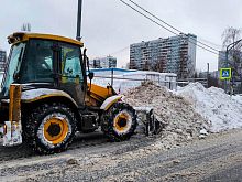 Сугробы у подъезда: куда жаловаться, если двор не чистят?