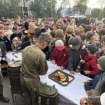 Раздача каши сопровождается музыкальным фоном — Краснознаменск