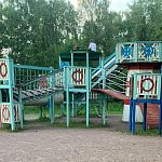  Плачевное состояния детской площадки на новом озере